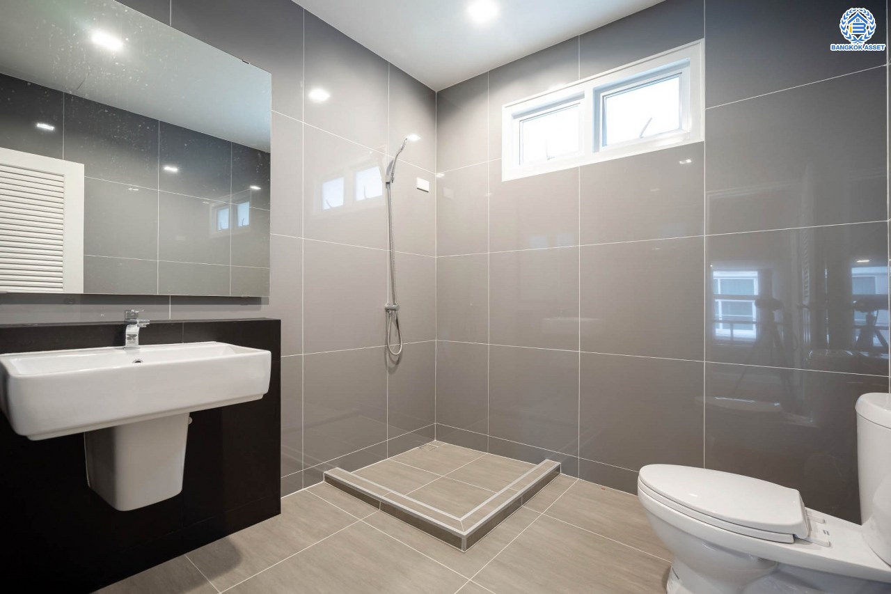 บ้านมือสองตกแต่งใหม่ โครงการ ธนานนท์ ราชพฤกษ์ เนื้อที่ 60 ตร.ว. ฟังก์ชัน 3 ห้องนอน 3 ห้องน้ำ จอดรถได้ 2 คัน พร้อมห้องอเนกประสงค์ 1 ห้อง สามารถปรับเปลี่ยนเป็นห้องทำงาน หรือห้องนอนได้ตามความต้องการ Facilities ตอบโจทย์ทุกกิจกรรม! บนทำเลติดถนนราชพฤกษ์ ใกล้วงเวียนพระราม5 เซ็นทรัลเวสต์เกต และรถไฟฟ้า "สถานีบางรักน้อยท่าอิฐ"